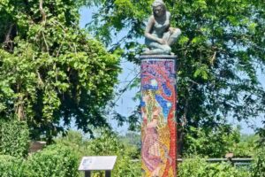 Statue w/mosaic column pedestal Statue w/mosaic column pedestal