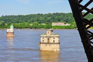 Structures on the downstream side - current is moving fast Structures on the downstream side - current is moving fast