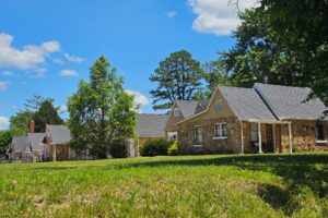 Wagon Wheel Motel - looks like cute cottages Wagon Wheel Motel - looks like cute cottages