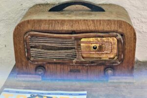 Antique radio in 2 Cell Jail Antique radio in 2 Cell Jail