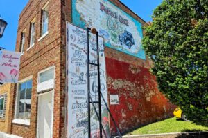 Strength meter and murals next to Paul Bunyan Strength meter and murals next to Paul Bunyan