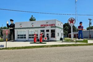 Texaco, Big Friend and Snerd giants Texaco, Big Friend and Snerd giants