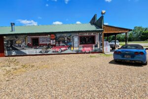 Smurf-vette spies a vintage Corvette in this mural! Smurf-vette spies a vintage Corvette in this mural!