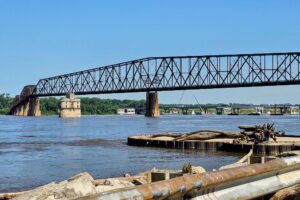 The log on the fishing platform dwarfs the people The log on the fishing platform dwarfs the people