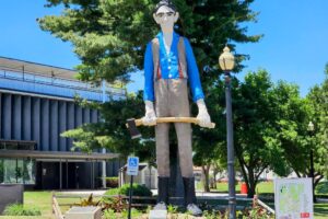 Abe Lincoln Rail Splitter giant Abe Lincoln Rail Splitter giant