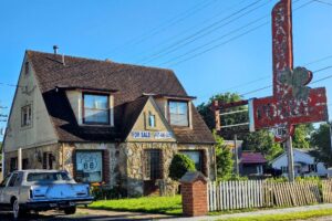 Shamrock Court office and sign Shamrock Court office and sign