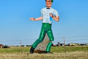 Gas Attendant with a busted kneecap Gas Attendant with a busted kneecap